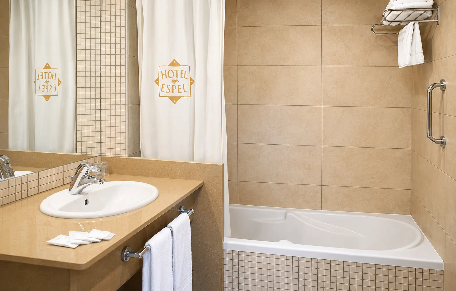 Salle de bains avec baignoire
