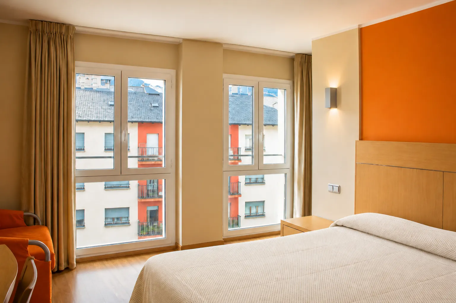 Chambre avec grandes fenêtres de l'Hotel Espel